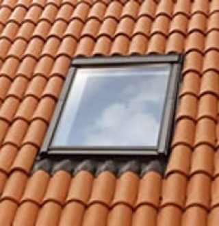 Pose de fenêtre de toit, installation Velux